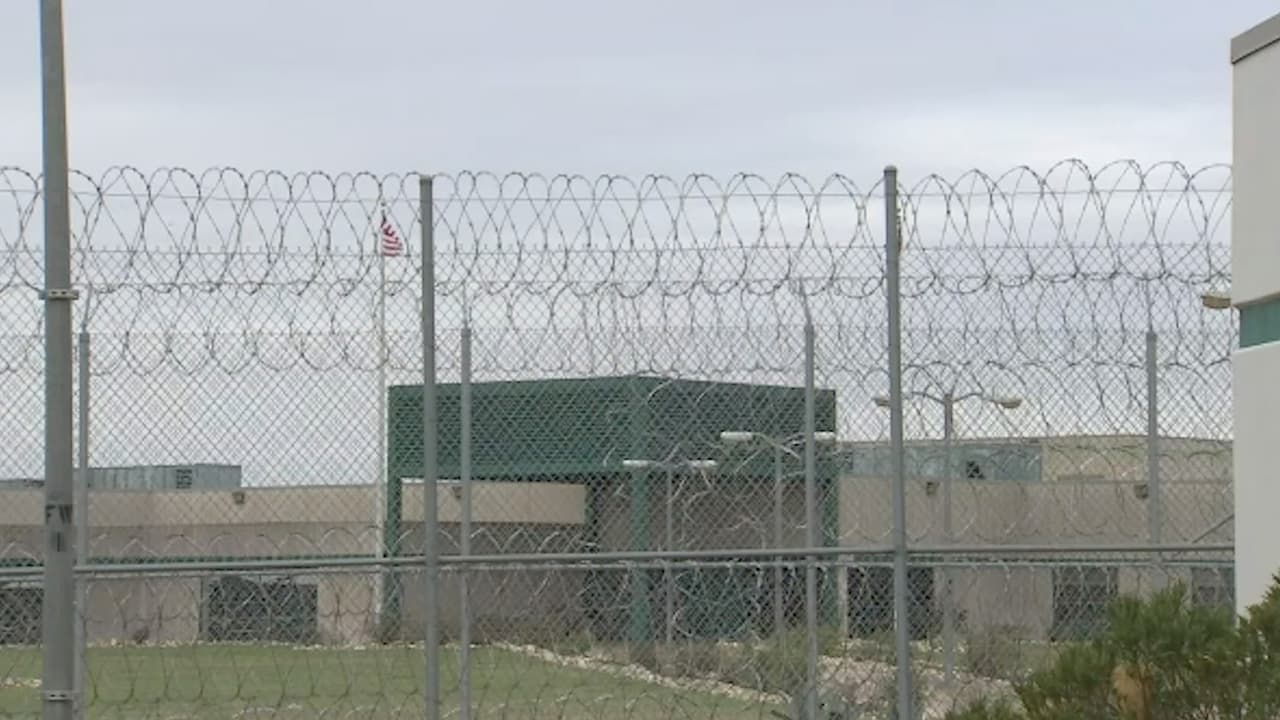 Ramírez, quien tenía tenía 20 años cuando ocurrió el crimen, acepta que mató a alguien, pero niega que haya sido durante un robo. Sostiene que la noche del suceso, él y dos amigas salieron a robar para comprar drogas y robaron a otras personas, pero ha afirmado que lo de Castro se trató de una pelea.