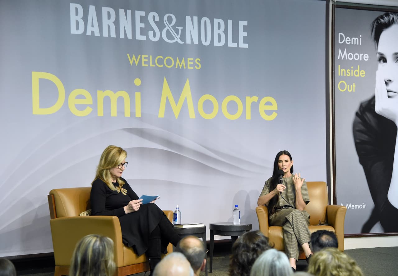 Ante el anuncio de la publicación de su libro, celebridades como Kate Hudson, 
<b>Penélope Cruz</b>, Julianne Moore y Courtney Love 
<b><a href="https://www.univision.com/famosos/famosos-dejan-a-demi-moore-mensajes-de-apoyo-tras-publicacion-de-sus-memorias-fotos" target="_blank">expresaron su apoyo a Demi Moore en redes sociales</a></b>.