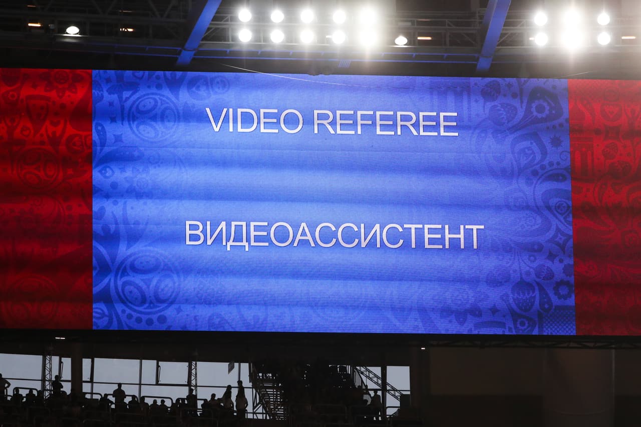VAR: la introducción del vídeoarbitraje en algunas de las grandes Ligas tendrá su colofón en el Mundial de Rusia. Supone la gran revolución tecnológica de la historia del fútbol.