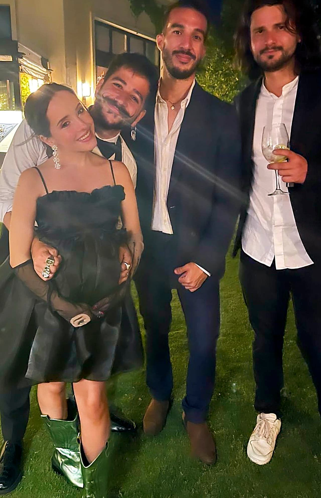 También ha lucido modelos cortos como el vestido que portó en la boda de su hermano Ricky y Stefi.