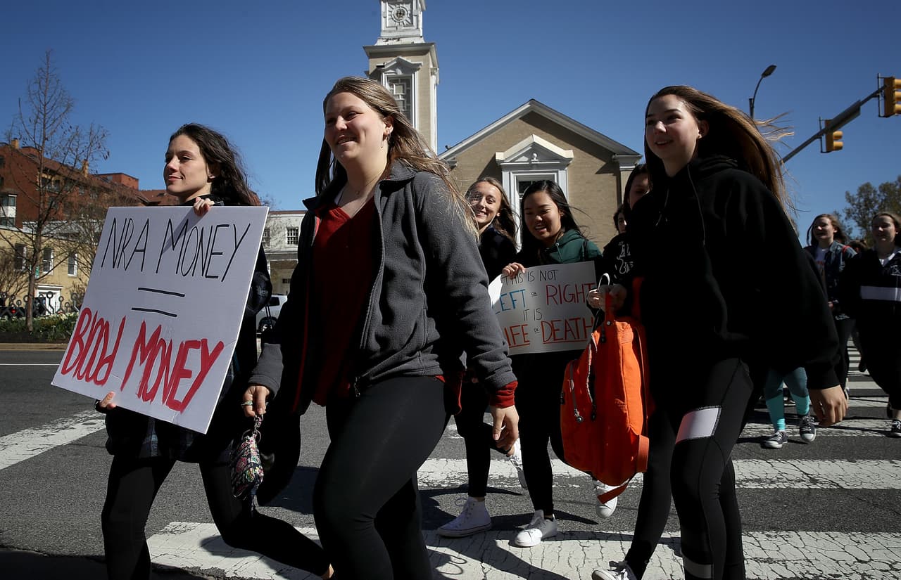 Estudiantes de la secundaria Washington-Lee caminan para unirse con el grupo que se dirige al Capitolio en la protesta de Washington DC.