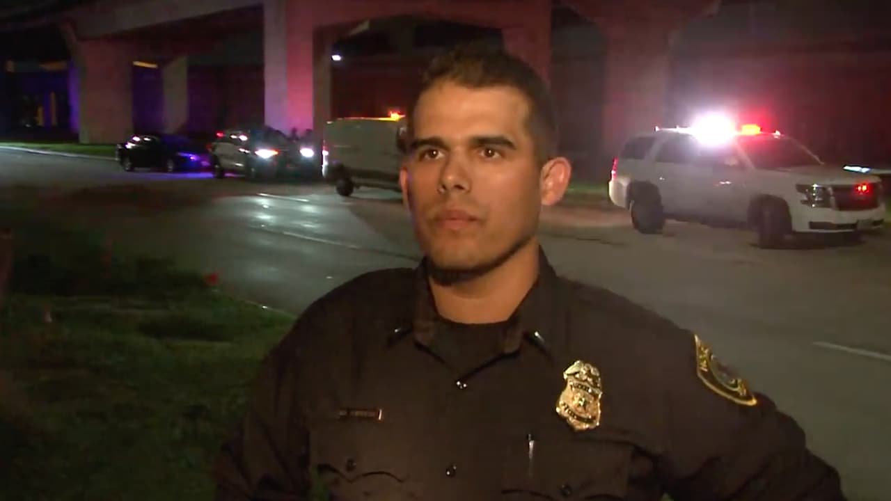 “Parece que ella trataba de salir del tráfico, tu sabes como es la carretera en la noche y posiblemente no supo lo que había abajo”, Indicó el teniente Mark Contreras, portavoz del Departamento de Policía de Houston.