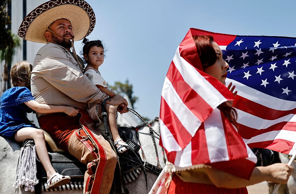 <b>Enrique Vega</b>, su
<b>esposa Juliana</b> y sus hijas
<b>Valentina</b> y
<b>Carolina</b> participaron de la
<b>cabalgata 'Human Rights Unity Ride'</b>, que en un recorrido
<b>de <a href="https://www.univision.com/local/los-angeles-kmex/fuegos-artificiales-saqueos-granadas-y-arrestos-en-protestas-contra-ice-en-los-angeles-california-fotos" target="_blank">Paramount a Compton</a></b>, expresó este domingo su rechazo a
<b>los operativos de ICE en el sur de California</b>.
<br>
<br>
<br>El grupo de jinetes también
<b>manifestó su apoyo a las familias inmigrantes</b> afectadas por los
<b>recientes arrestos ejecutados por agentes del Servicio de Control de Inmigración y Aduanas (ICE</b>, por sus siglas en inglés) en el condado de Los Ángeles.
