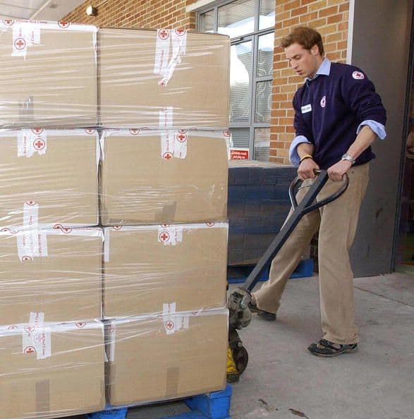 William jala una carga con suministros de ayuda para las Maldivas de un almacén de la Cruz Roja.