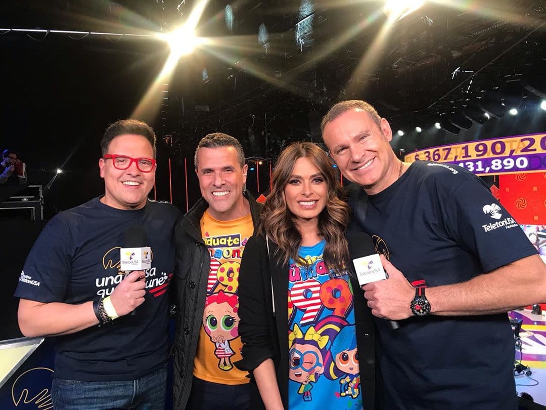 Junto a otros compañeros del espectáculo conducieron el evento altruista.