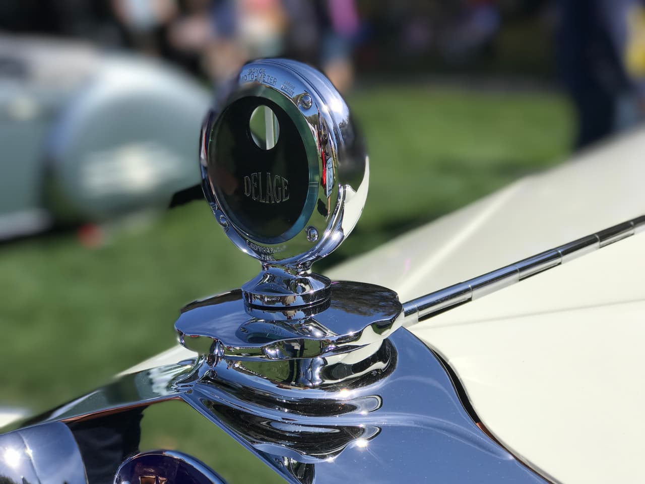 Los franceses no son exactamente conocidos por su sentido práctico, pero en el caso de este
<b>Delage</b> de los años 20 la combinación de belleza y pragmatismo es evidente ya que el ornamento cumple también funciones de medidor de temperatura del radiador. Esto era muy común en la infancia del automóvil.