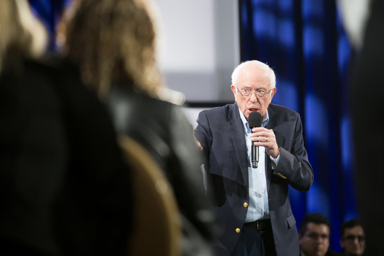 "Mientras más lo estudio, más me preocupa este tema del cambio climático. Tenemos que enfrentarnos a la avaricia de las industrias de combustibles fósiles y transformar nuestra economía lo más rápido posible", aseguró Sanders.