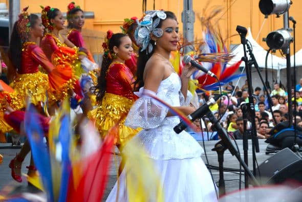 Al ritmo de banda las hermanas Marisol y Vicky Terrazas con su agrupación “Horoscopos de Durango”, pusieron a bailar a más de 80 mil personas que asistieron al evento Fiestas Patrias en Plaza Fiesta.