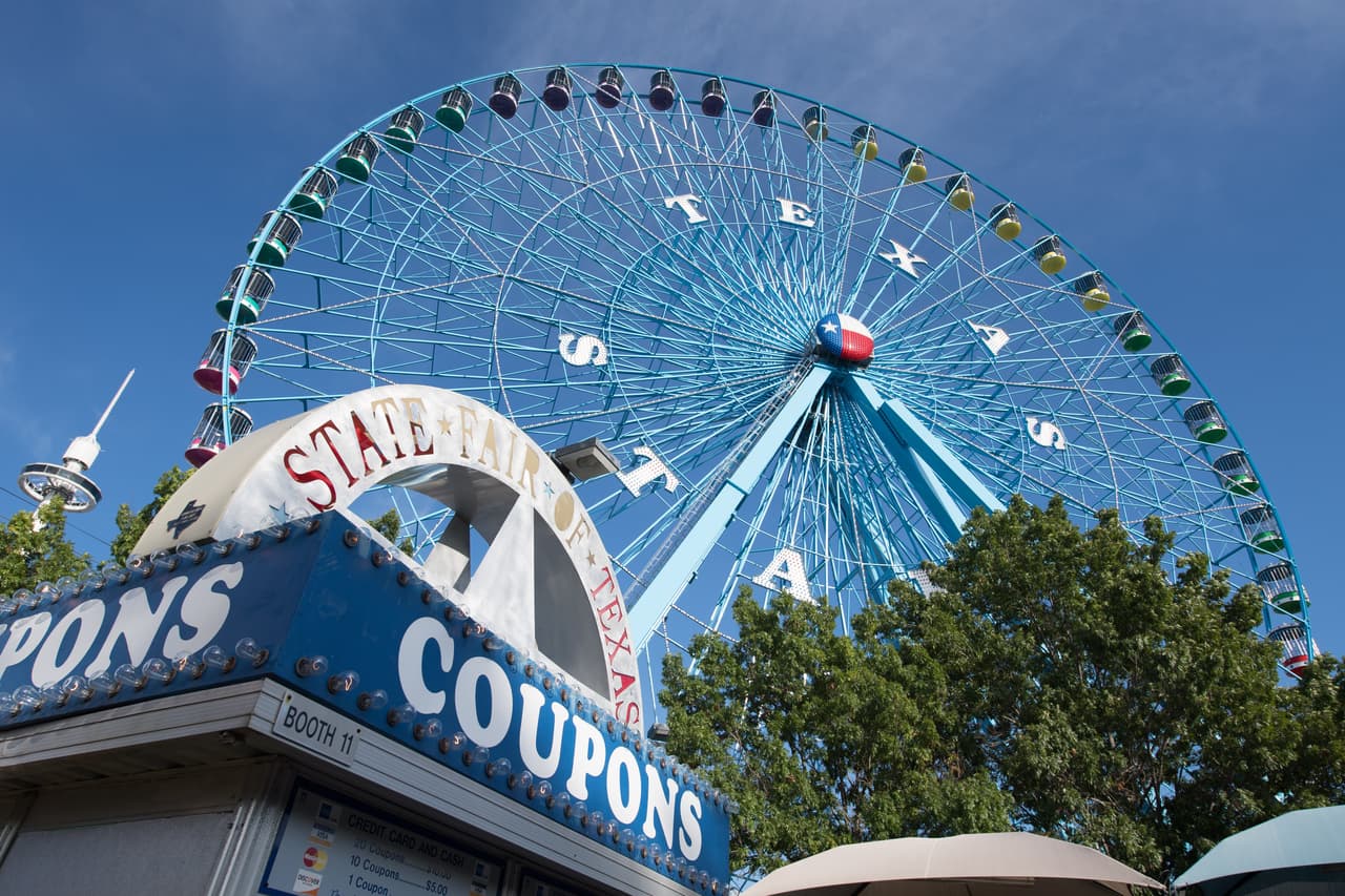 Los boletos para la Feria Estatal van de 12.50 a 16.50 dólares cuando se
<a href="http://www.etix.com/ticket/v/11680/state-fair-of-texas-online?partner_id=1385">compran en línea</a> (1.50 dólares menos que en la entrada). Los niños menores de dos años entran gratis. Se ofrecen paquetes por grupos y por la temporada. (No se incluye el estacionamiento)