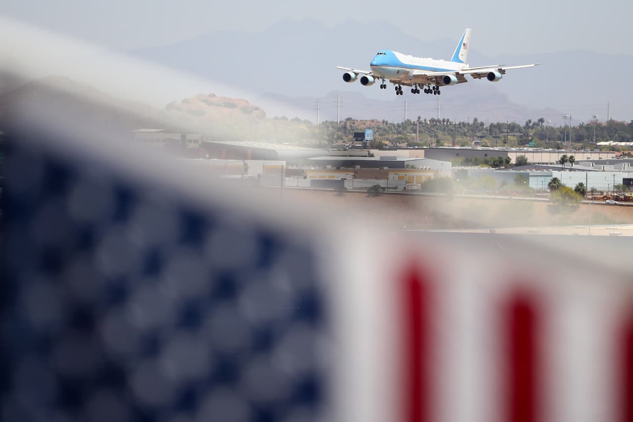 Imagen del Air Force One cuando esta a punto de aterrizar en Phoenix, Arizona, este 5 de mayo, de 2020.