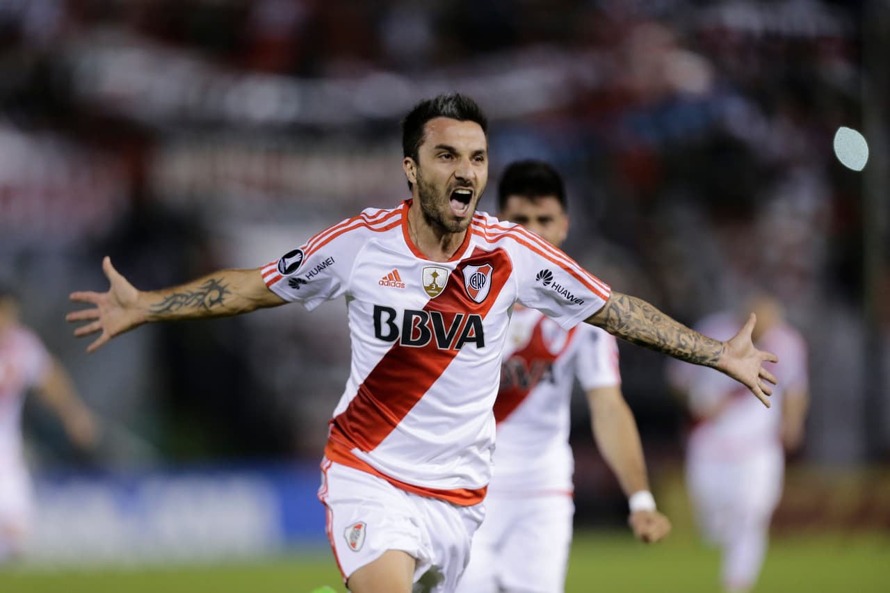 Doblete más rápido de toda la historia – El récord pertenece al delantero argentino Ignacio Scocco, que batió el récord en un enfrentamiento ante el Botafogo.