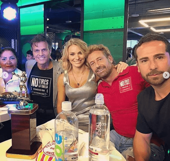 El sábado pasado, la fundación '
<b>No tires la toalla', </b>de Gabriel Soto, tuvo su primera función de box amateur, con la intención de apoyar a niños y jóvenes que gustan de este deporte. Irina Baeva estuvo ahí para apoyar a su novio.