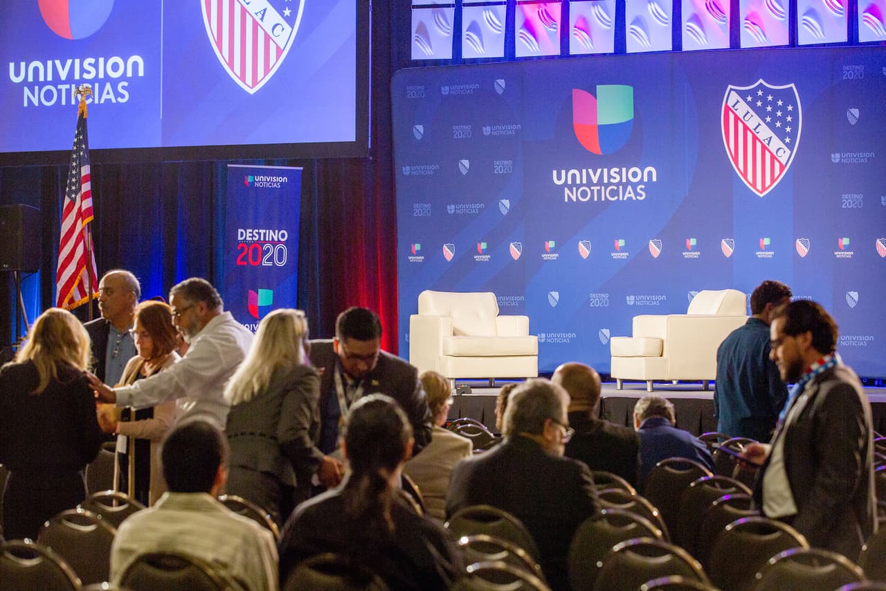 Unos minutos antes de la entrada de los candidatos a la nominación demócrata al Wisconsin Center de Milwaukee. En el encuentro, organizado por la Liga de Ciudadanos Latinoamericanos Unidos (LULAC) y Univisión Noticias, participarán Bernie Sanders, Beto O'rourke, Elizabeth Warren y Juli´án Castro. El partido realizará su convención nacional el próximo año en esta ciudad.