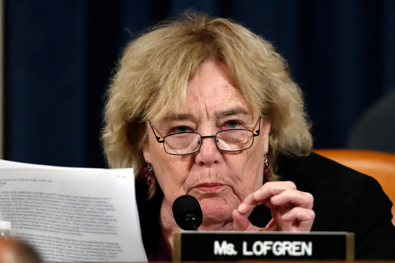 <b>Zoe Lofgren, Representante por California desde 1995.</b> Es presidenta del Comité de Administración de la Cámara Baja y miembro de alto rango del Comité Judicial de la Cámara. Ella cumple con su decimotercer período en el Congreso. Estuvo en los dos procedimientos de juicio político presidencial anteriores: como estudiante de derecho en 1974, ayudó a redactar los cargos de Watergate contra el presidente Richard Nixon, y como miembro del Comité Judicial durante el proceso contra el presidente Bill Clinton.