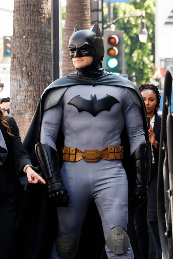 Batman llegó a Los Ángeles directamente de Ciudad Gótica, portando su tradicional traje que lo convierte en el defensor de los habitantes. 
<br>