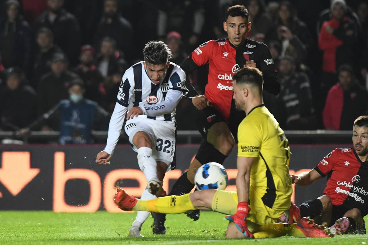 Talleres de Córdoba se impuso 0-2 a Colón en el Estadio Brigadier López para meterse entre los mejores ocho de la Copa Libertadores gracias a un global de 1-3.