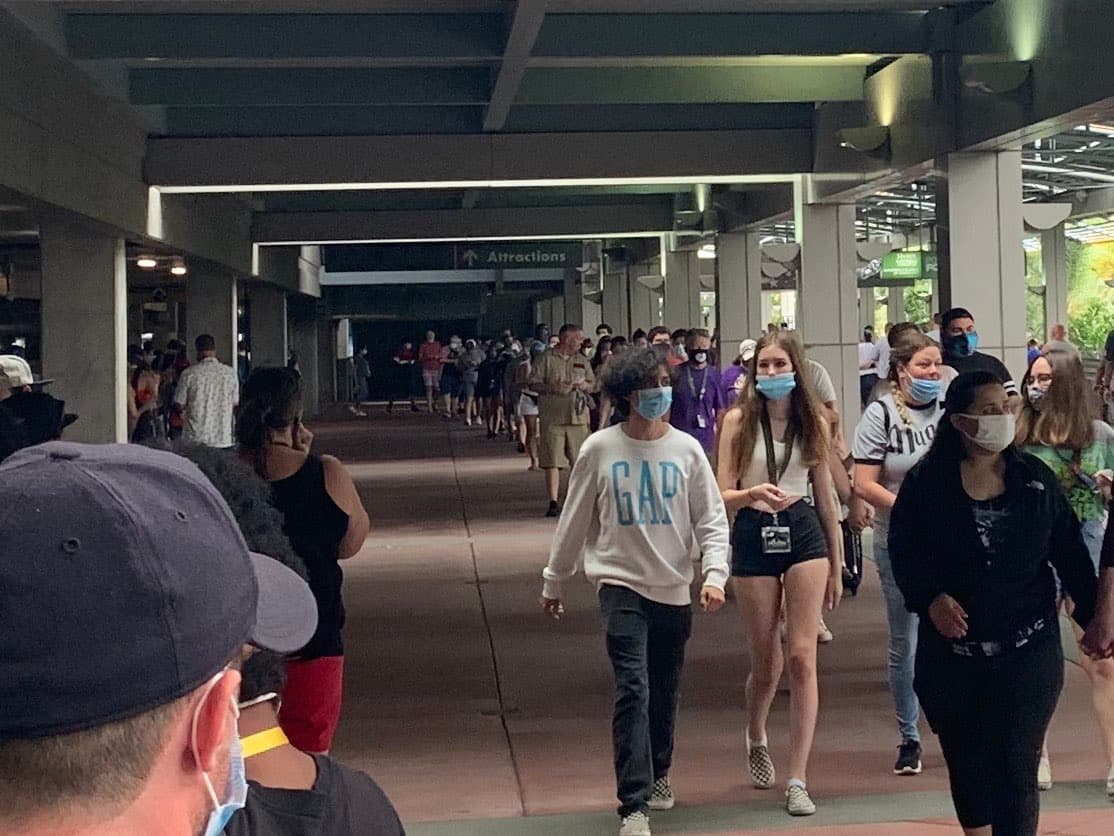 Largas filas se formaron en el estacionamiento, para que las personas pudieran tomarse la temperatura antes de entrar al parque.