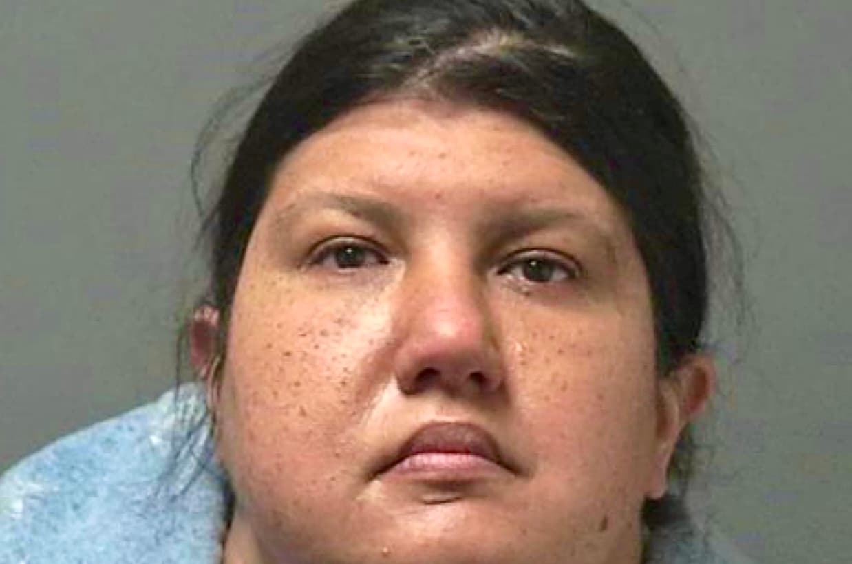 Residente del valle encuentra a intrusa en su hogar, durmiendo en su cama y vistiendo su ropa