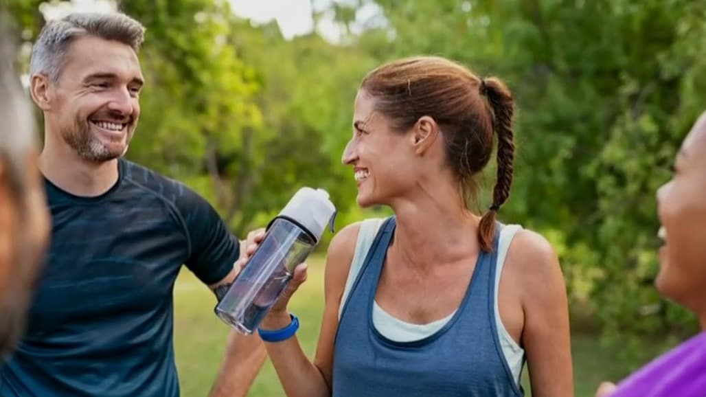 Estudio compara refrescos dietéticos y agua para bajar de peso ¿cuál es la mejor opción?