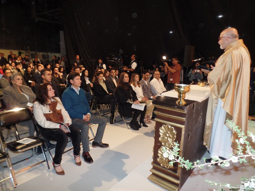 El elenco se reunió para celebrar una misa y así tener la mejor de las vibras durante el proyecto.