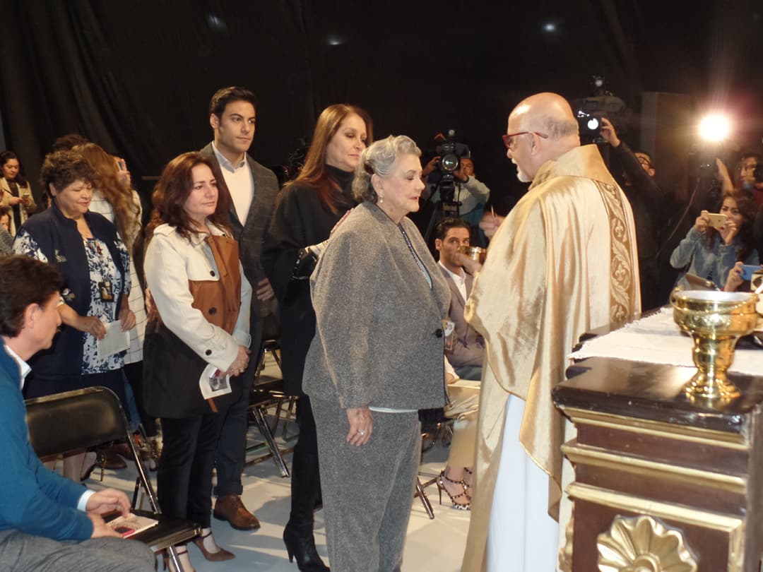 La primera actriz Queta Lavat.