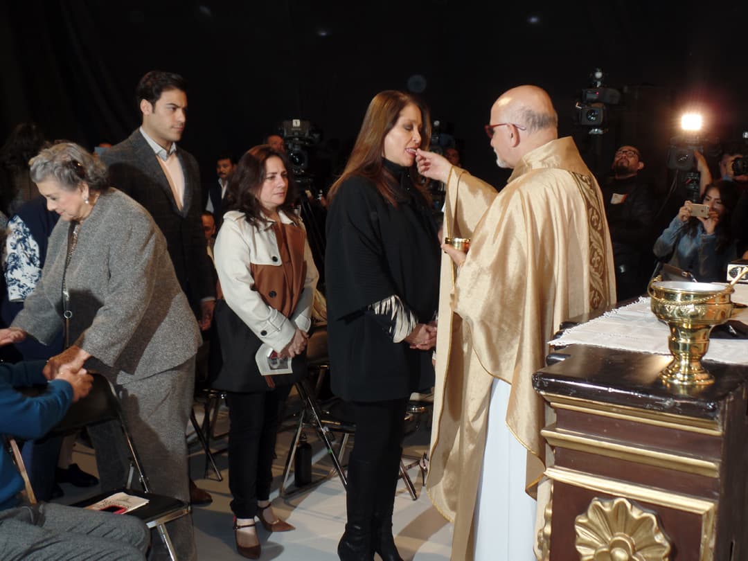 El elenco no perdió la oportunidad de comulgar.