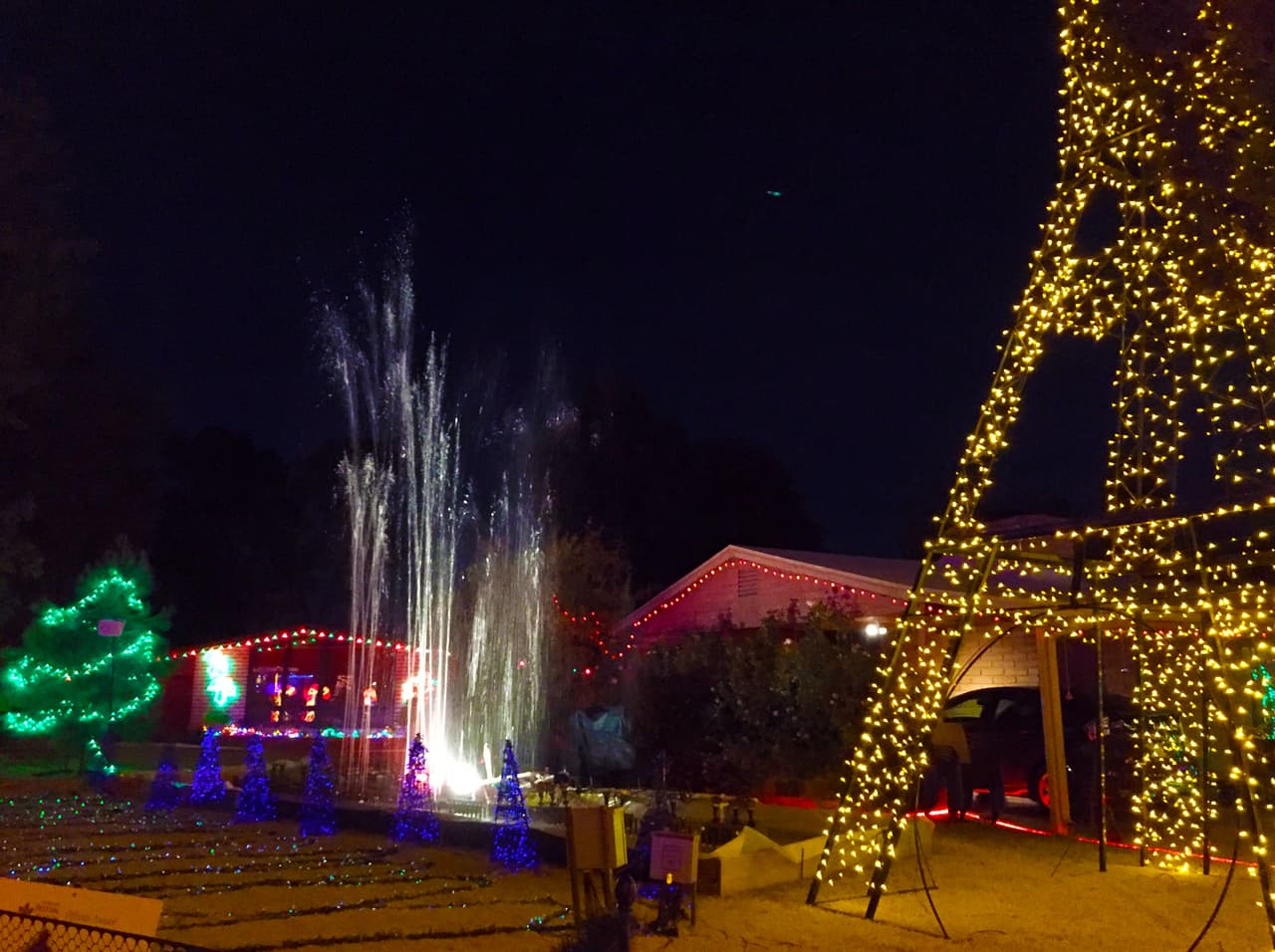 Una fuente de agua, una torre de luces amarillas y la iluminación sincronizada con la música hicieron que esta residencia se ganara el premio a los mejores efectos especiales.