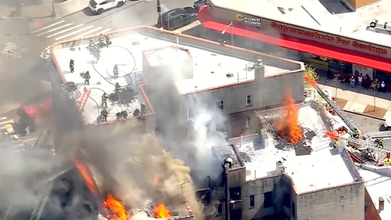 Incendio de cinco alarmas en El Bronx deja 2 muertos, 11 heridos y decenas sin hogar