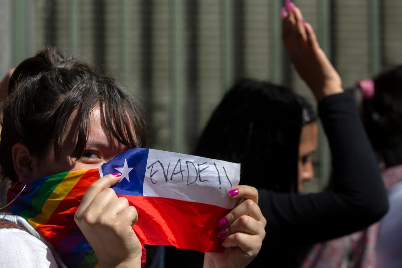 "Evadir, no pagar, otra forma de luchar", es uno de los cánticos de los manifestantes, la mayoría de ellos estudiantes, que critican la subida del 4% en las tarifas del metro de Santiago.
