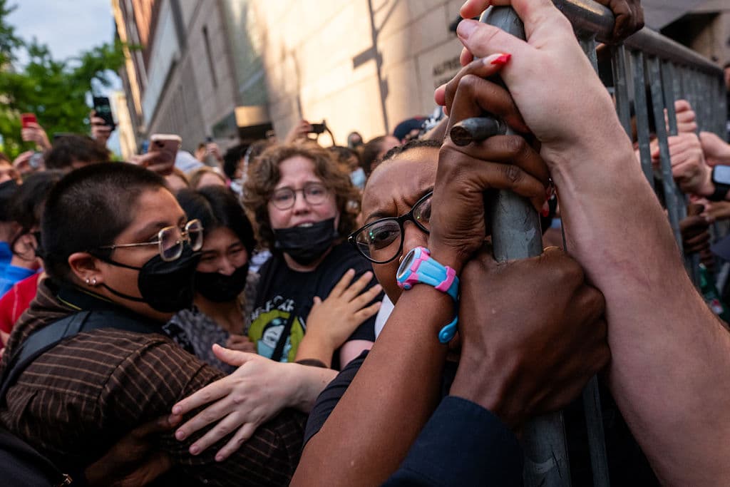 La policía de Nueva York arrestó este miércoles 7 de mayo a 80 manifestantes propalestinos en la Universidad de Columbia después de que estos ocuparan la biblioteca principal del campus durante una protesta que escaló a enfrentamientos físicos con el personal de seguridad.