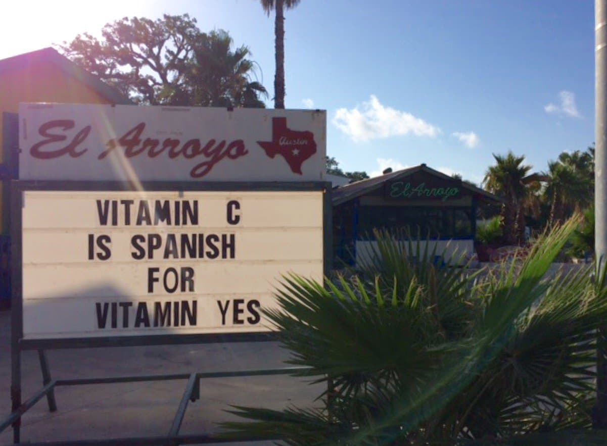 Los juguetones mensajes o bromas hacen referencia a la cotidianidad, el gusto por la comida y/o hechos actuales de cultura pop, política, deportes, conmemoraciones, naturaleza y hasta el clima.