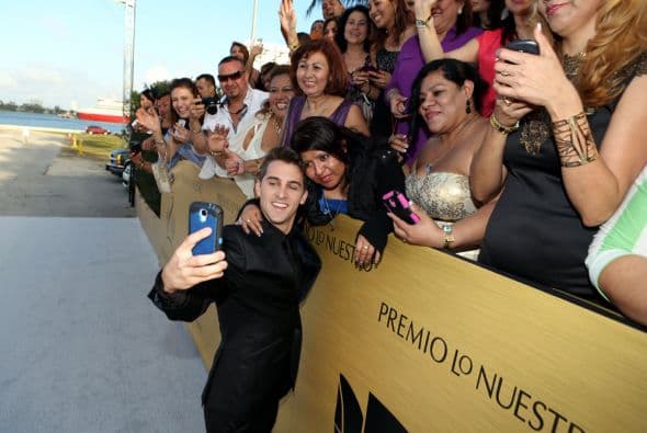 El público aprovechó la ocasión para tomarse fotos con sus artistas favoritos.