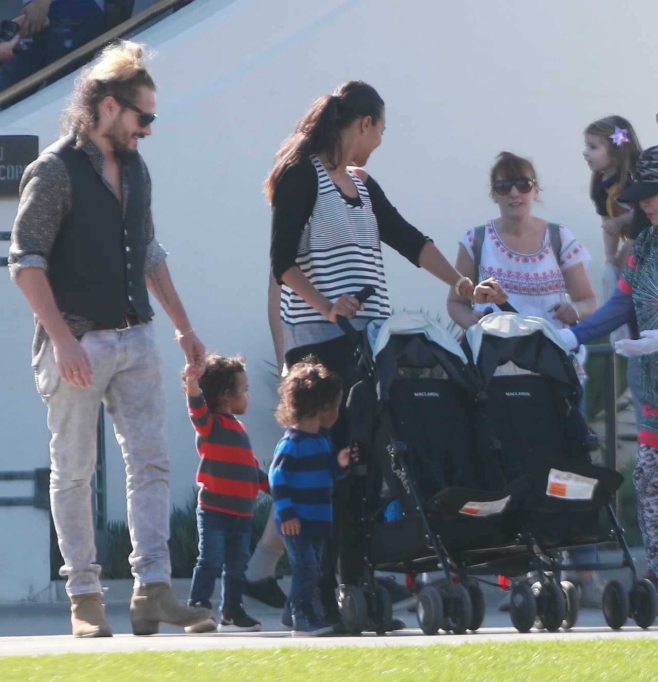 Los nenes llegaron en su cochecito, pero al ver el césped quisieron bajarse.