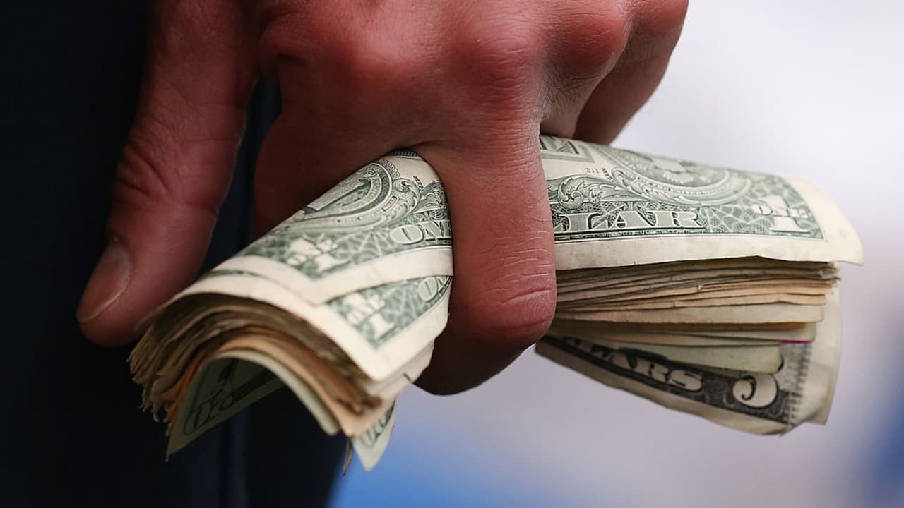 Las personas elegibles, que incluyen a inmigrantes indocumentados que no recibieron ningún beneficio federal o estatal durante la pandemia, podrán obtener hasta 1,000 dólares por individuo y hasta 2,000 dólares por hogar o familia.