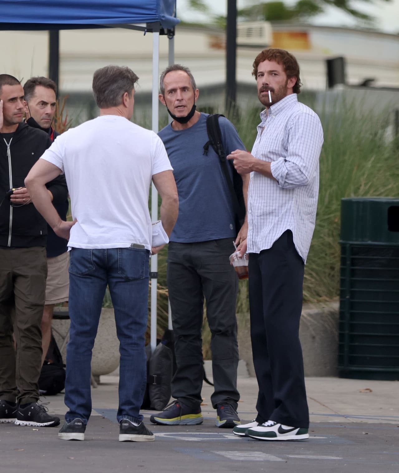 El histrión dirige y protagoniza una película para Amazon sobre la vida del cofundador de Nike, Phil Knight, y en las fotos podemos observar cómo se verá en este nuevo papel.