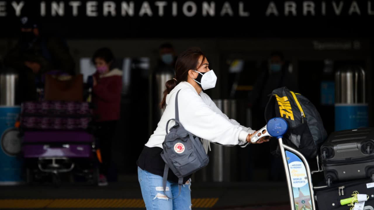 <b>En video: EEUU reabre las fronteras para viajeros vacunados y otras noticias en un minuto</b>
<br>
<br>Demandan a los cantantes Travis Scott y Drake por el incidente que dejó 8 muertos en el Festival Astroworld; EEUU califica las elecciones en Nicaragua de “pantomima” y tras la aprobación del proyecto de infraestructura de Biden queda aún pendiente el presupuesto de gasto social.