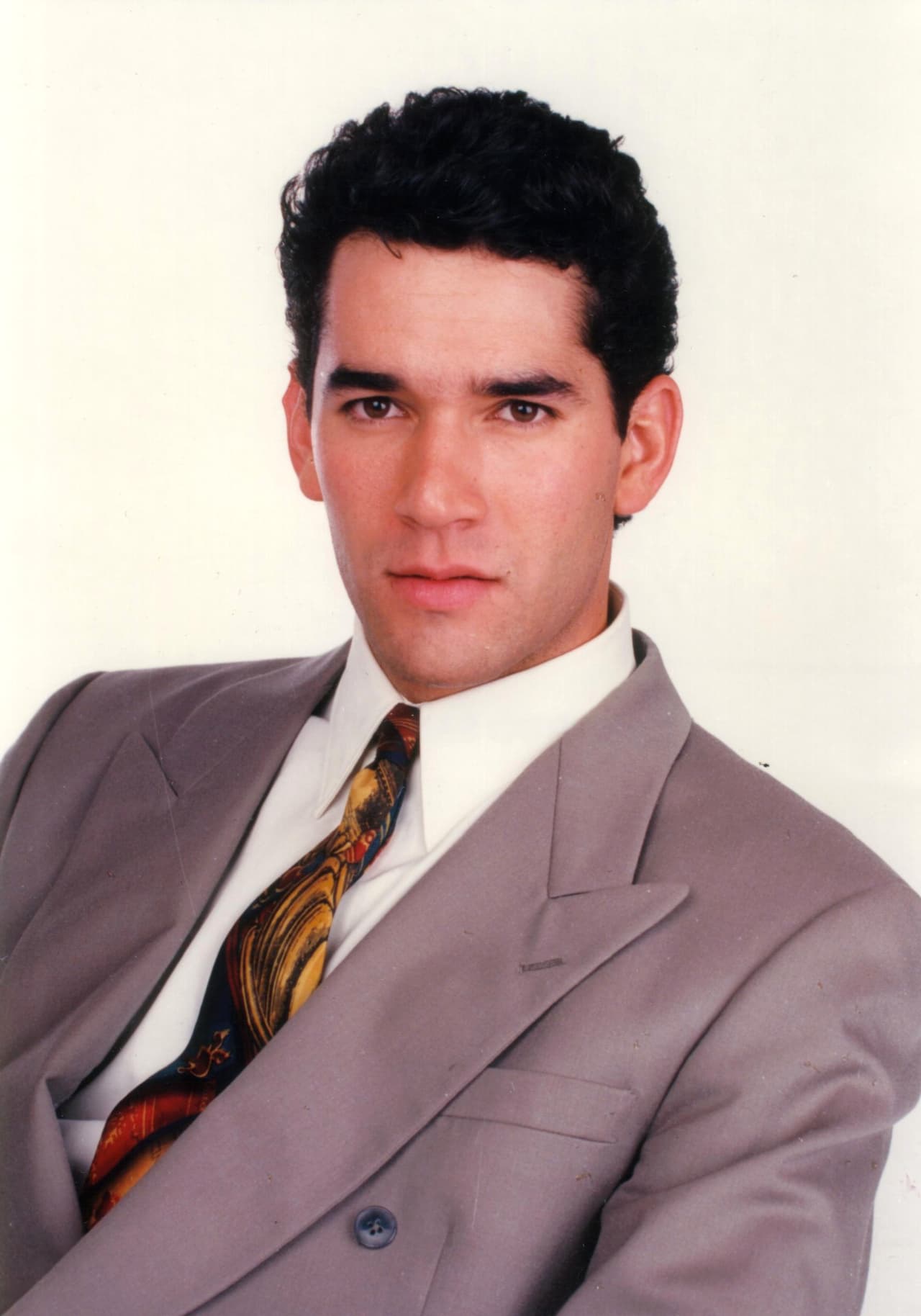 En esta imagen 
<a href="https://www.univision.com/programas/novelas/eduardo-santamarina-se-fue-de-paseo-con-las-tres-mujeres-que-lo-traen-loco-de-amor-fotos">Eduardo</a> tenía 23 años y el parecido con sus hijos es innegable.