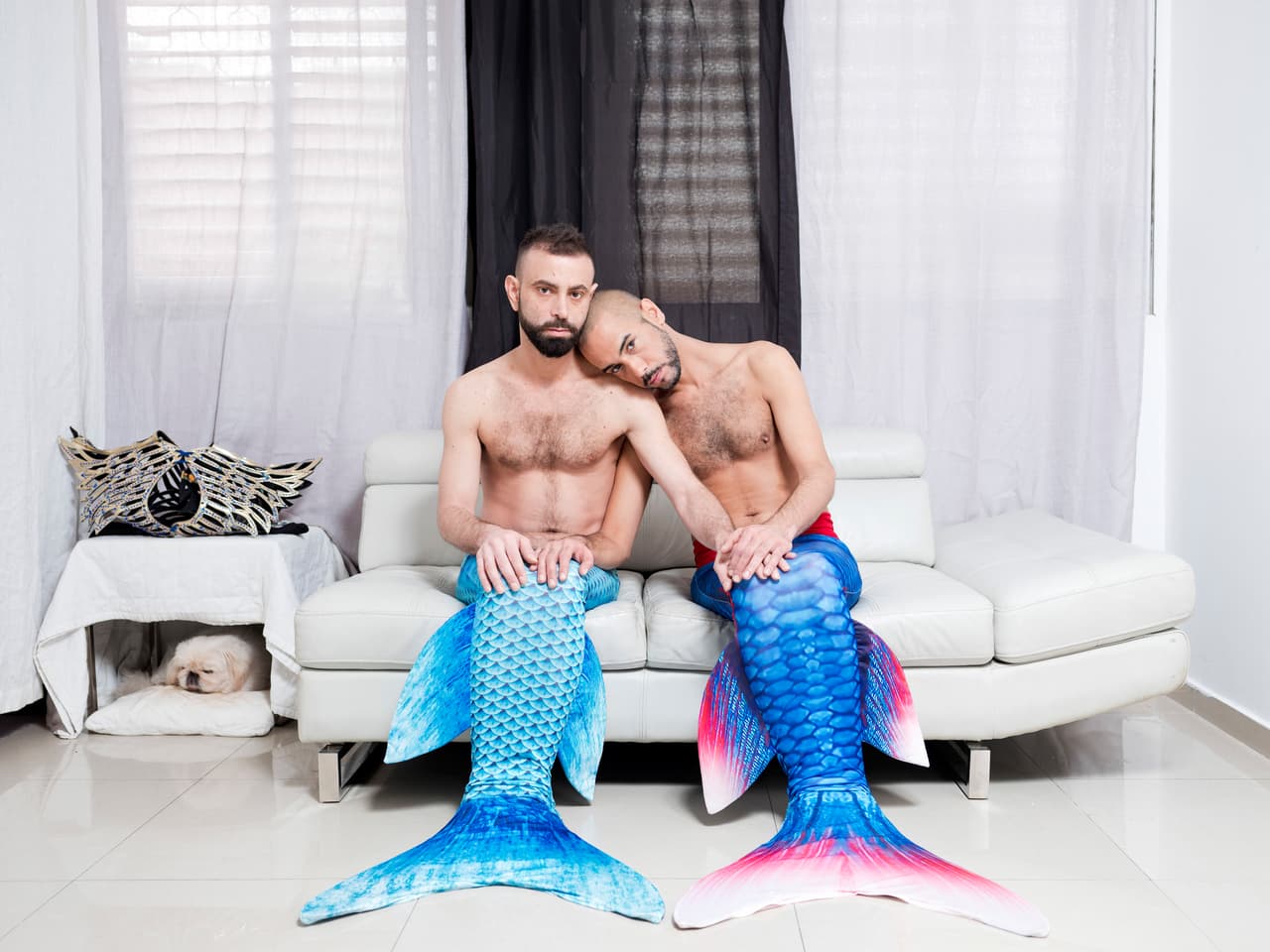 Adi Kazav y Lied Adi Hagbi, miembros del grupo, posan en su hogar en Netanya, Israel. Sobre la idea de crear un grupo de entusiastas de las sirenas Katzenell dijo a la agencia AP que para ella "fue una revelación loca (...) me di cuenta de que era parte de algo grande".