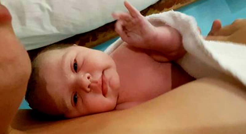 Foto de recién nacida dando un ‘ok’ recorre las redes