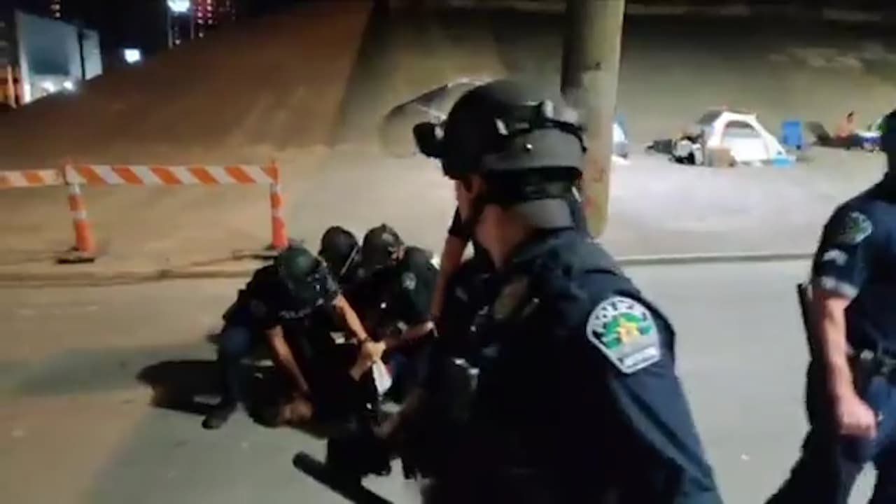 Austin prohíbe la práctica de rodilla al cuello y un día después un oficial somete a un joven de esa forma