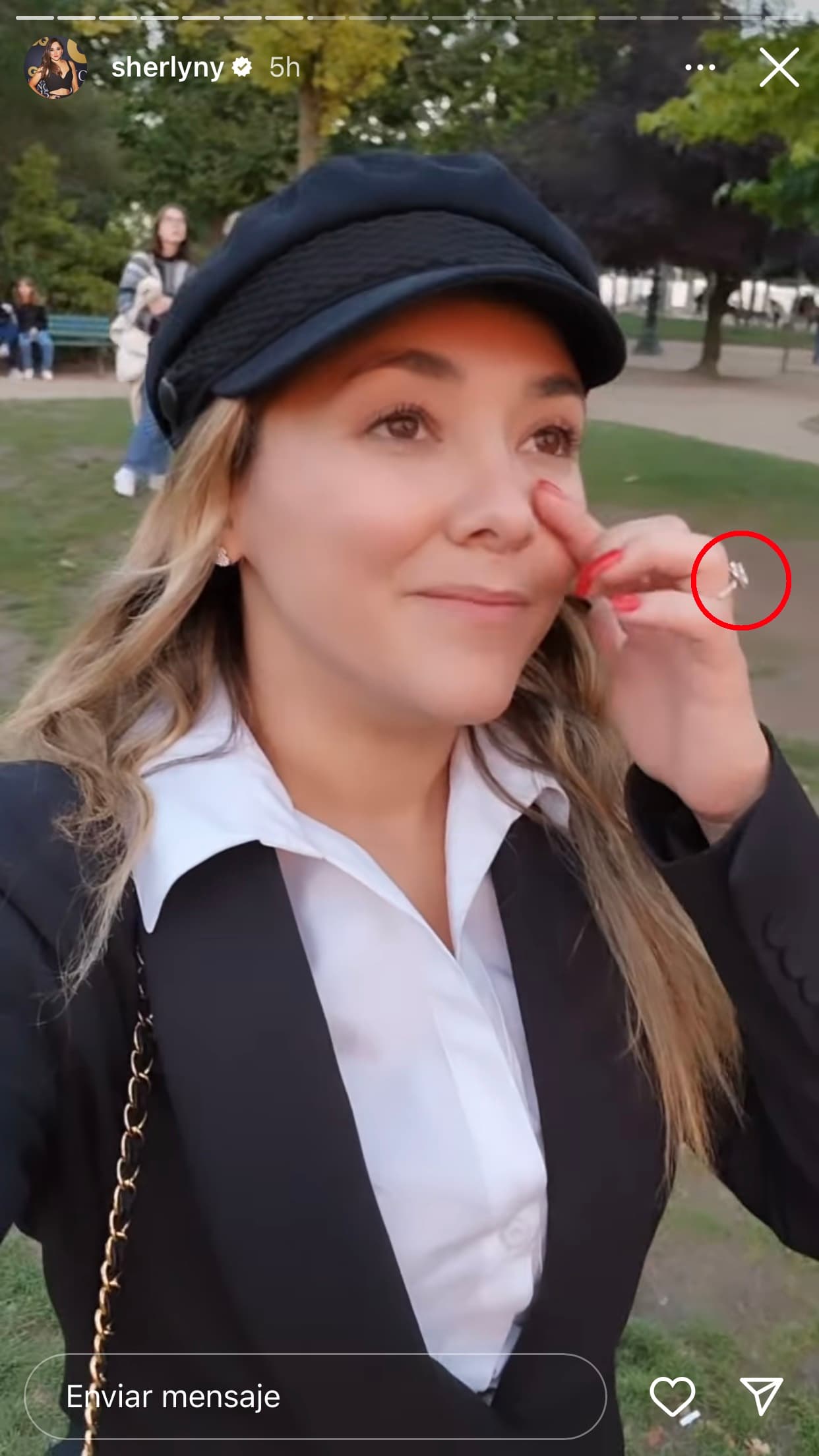 Hay quienes ya especulan que se trata de una
<b>sortija de compromiso.</b>
<br>