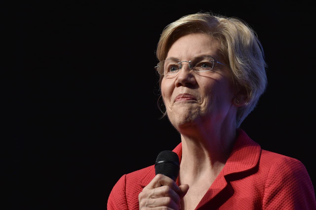<b>ELIZABETH WARREN, senadora federal por Massachusetts</b>. Warren ha hecho campaña como liberal y promoviendo proyectos de beneficio para la clase media estadounidense que se pagarían a partir de aplicar impuestos a los más acaudalados. En sus propuestas, Warren apuesta por combatir de forma agresiva el calentamiento global, crear un impuesto para quienes posean más de 50 millones de dólares, fortalecer los sindicatos, promueve un sistema de salud universal (Medicare-for-all) y, en inmigración, se decanta por convertir la inmigración ilegal en un delito civil y no uno criminal.