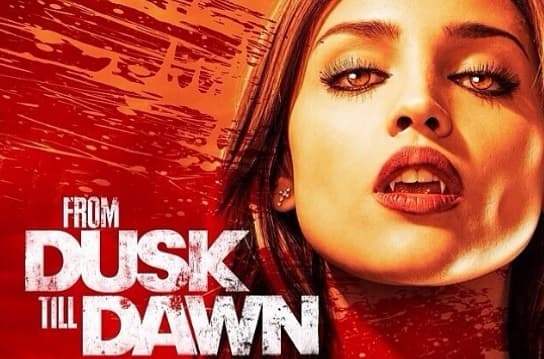 En la serie, la sexy cantante y actriz, da vida a la Reina Vampiro.