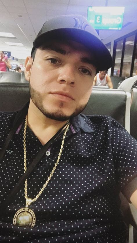 El cantante compartió esta imagen minutos antes de abordar su vuelo rumbo a Miami muy temprano este lunes.