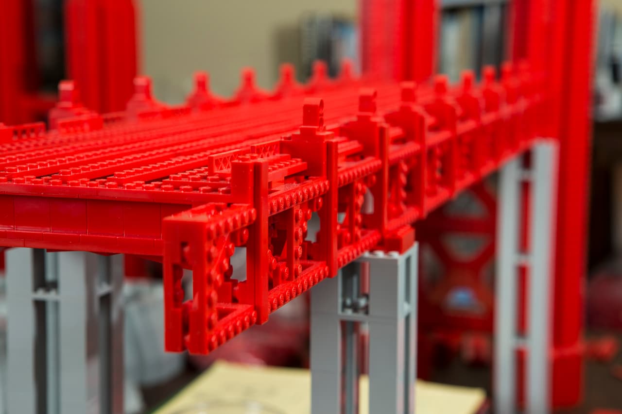 Estas esculturas son de conocidos monumentos como el Golden Gate, el coliseo romano, la estación espacial Internacional, la presa Hoover, entre muchos otros.