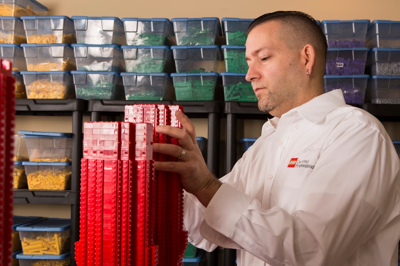 La exhibición juega con la idea de que un ladrillo, en este caso una pieza de sus bloques de plástico interconectables, se puede transformar en algo más.