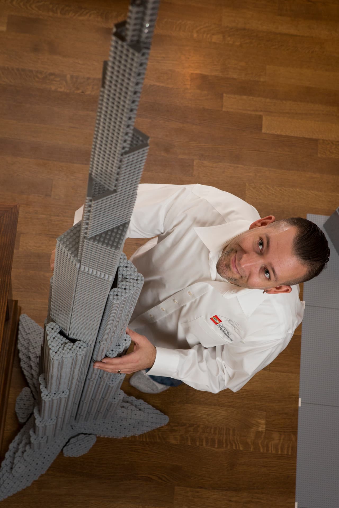 Tucker es nativo de Chicago y es un reconocido constructor de Lego, que de hecho inspiró una línea de productos para constructores.