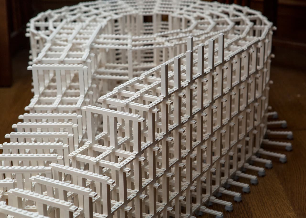 Por ello, la idea es jugar y aprender. En este caso aprender cómo los arquitectos e ingenieros empujan los límites del diseño y lo llevan más allá.