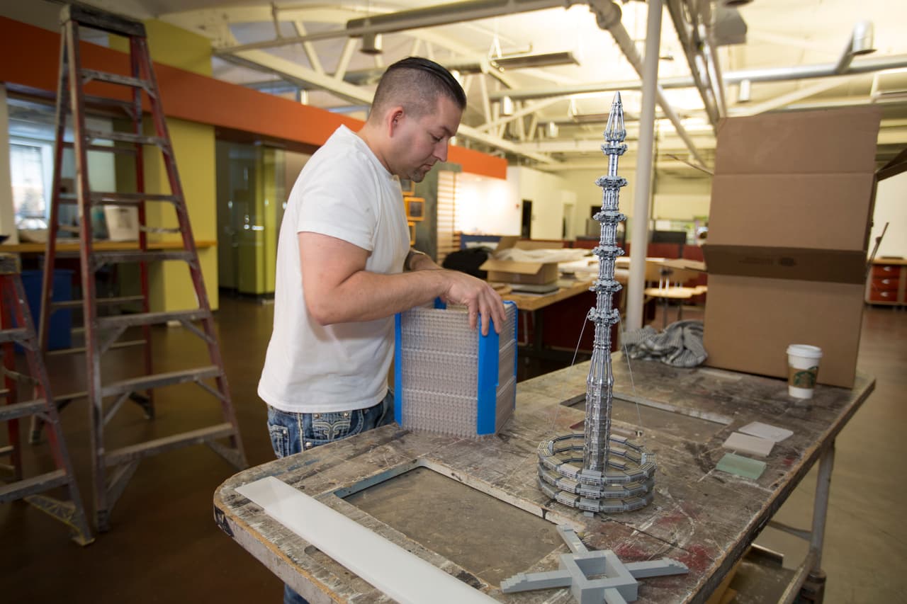 Y no sólo crearlas, sino también jugar con ellas y probar si sus estructuras sobrevivirían a una mesa de terremotos o a fuertes ráfagas en un túnel de viento.