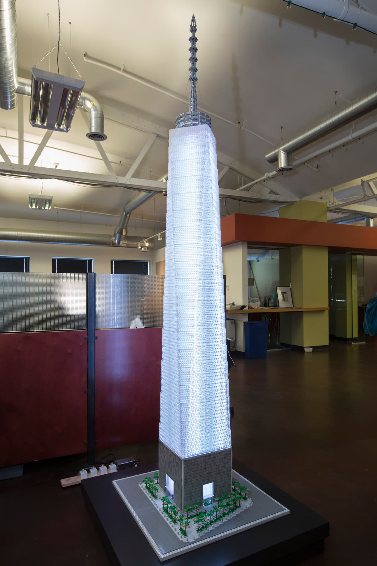 Los boletos de la exhibición cuestan entre $7 y $9 dólares. Además hay que pagar la entrada al museo que está localizado en el 5700 S Lake Shore Drive.